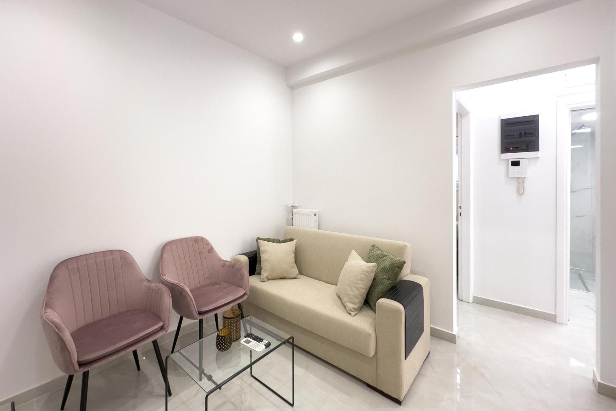 Eclectic Moonstone In Apartment Athens
